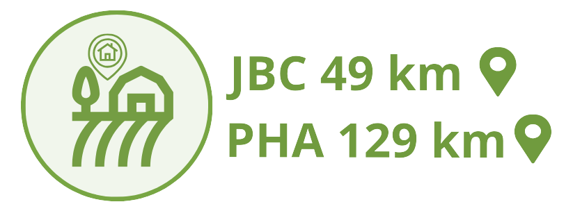 Značka vzdálenosti z farmy do Jablonce n. N. (49 km) a do Prahy (129 km)